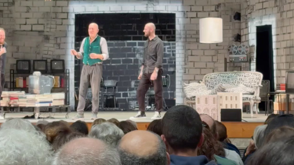 Bisio da applausi e poi chiacchiera col pubblico. Ma tra Villa e Domo vi odiate?